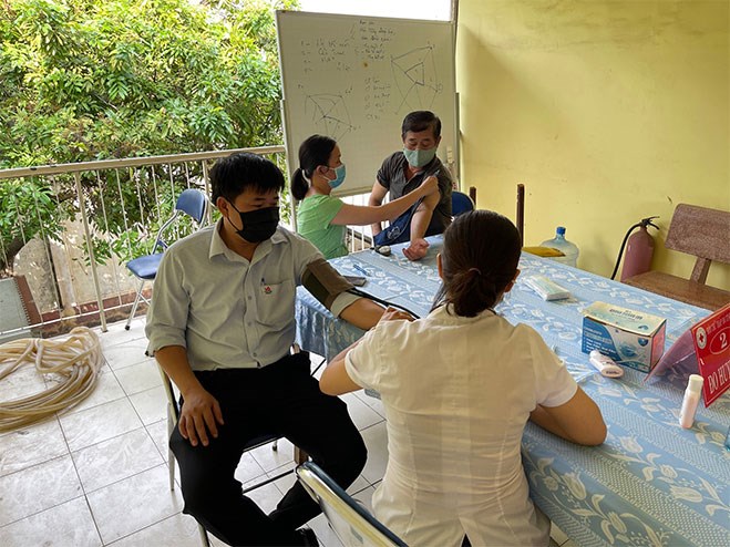 Kiểm tra huyết áp trước khi lấy máu
