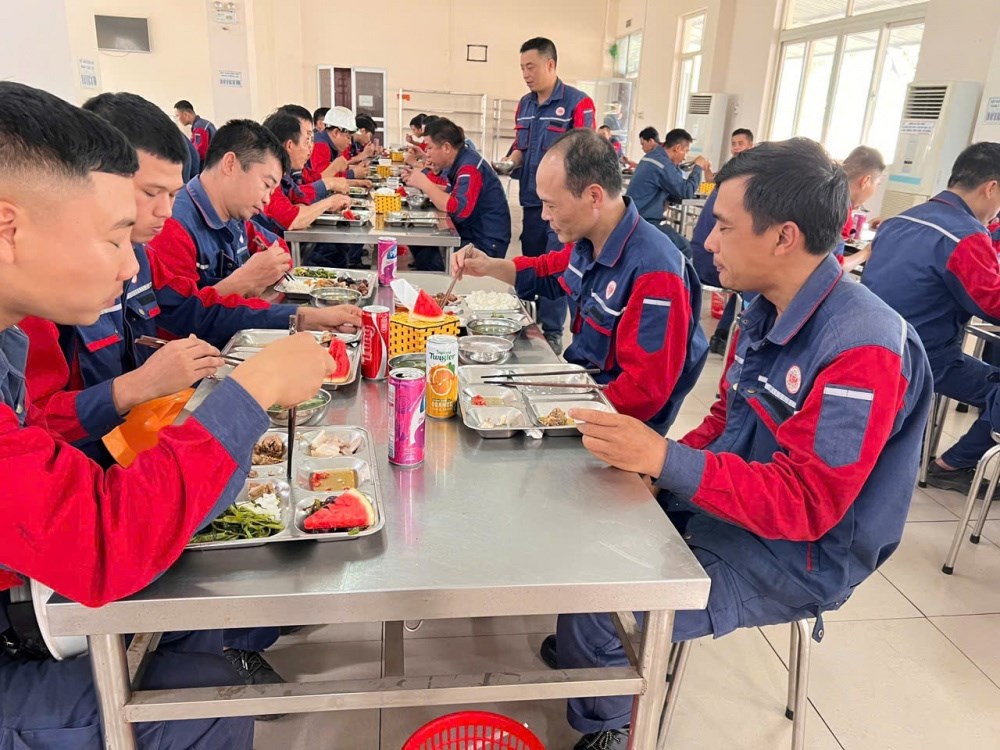 bua-com-ca-tu-chon---su-quan-tam-tham-lang-danh-cho-nguoi-lao-dong-viet-trung_690d769561a94