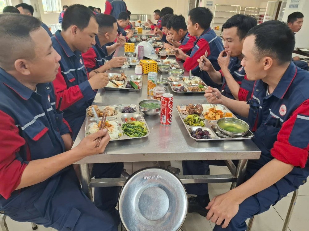 bua-com-ca-tu-chon---su-quan-tam-tham-lang-danh-cho-nguoi-lao-dong-viet-trung_690d76b9a1449