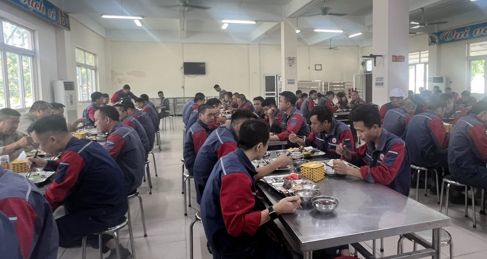 bua-com-ca-tu-chon---su-quan-tam-tham-lang-danh-cho-nguoi-lao-dong-viet-trung_690d7726517b2