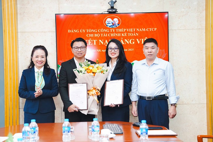 Chi bộ Tài chính Kế toán tổ chức Lễ kết nạp Đảng viên mới