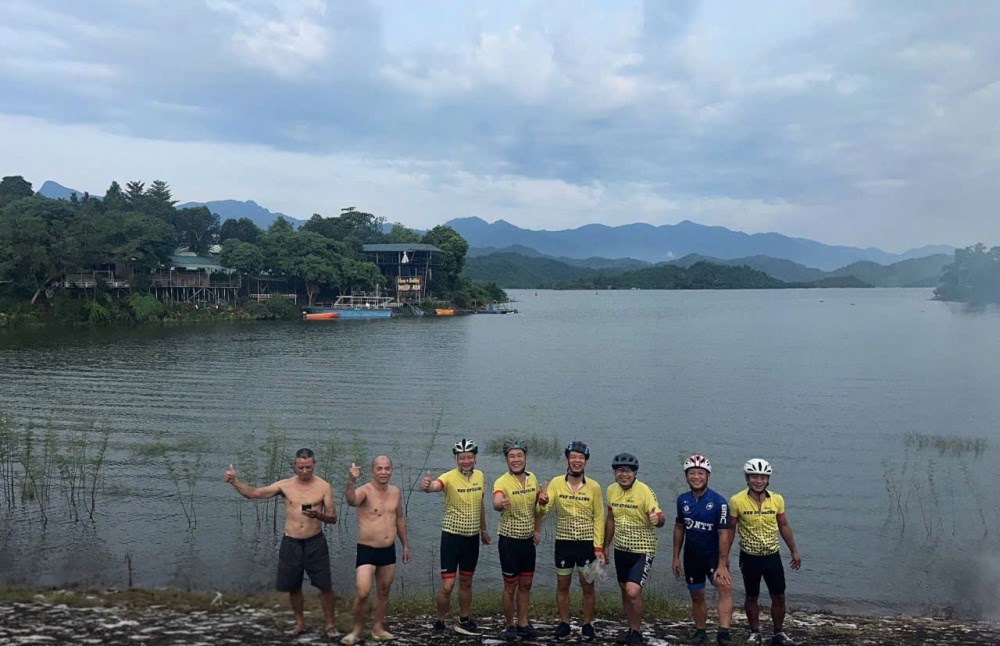 clb-xe-dap-thep-viet-sing-chung-tay-lam-sach-ho-nui-coc--lan-toa-tinh-than--du-lich-xanh_6a97da33dfd44